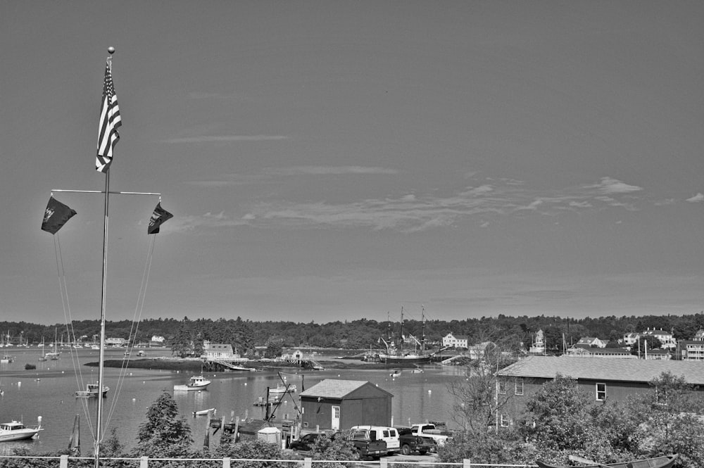 uma foto em preto e branco de um porto