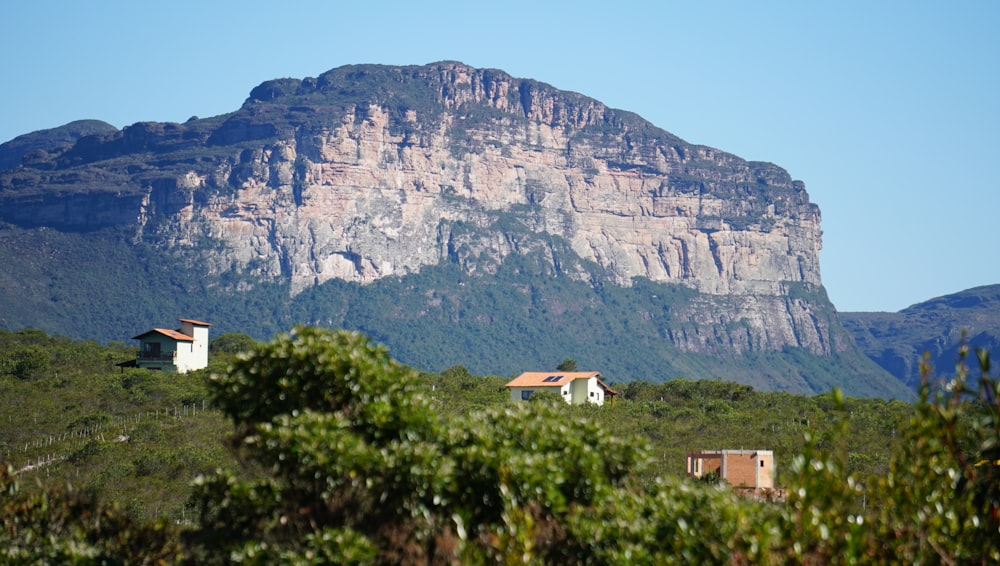 Una vista di una montagna con una casa in primo piano