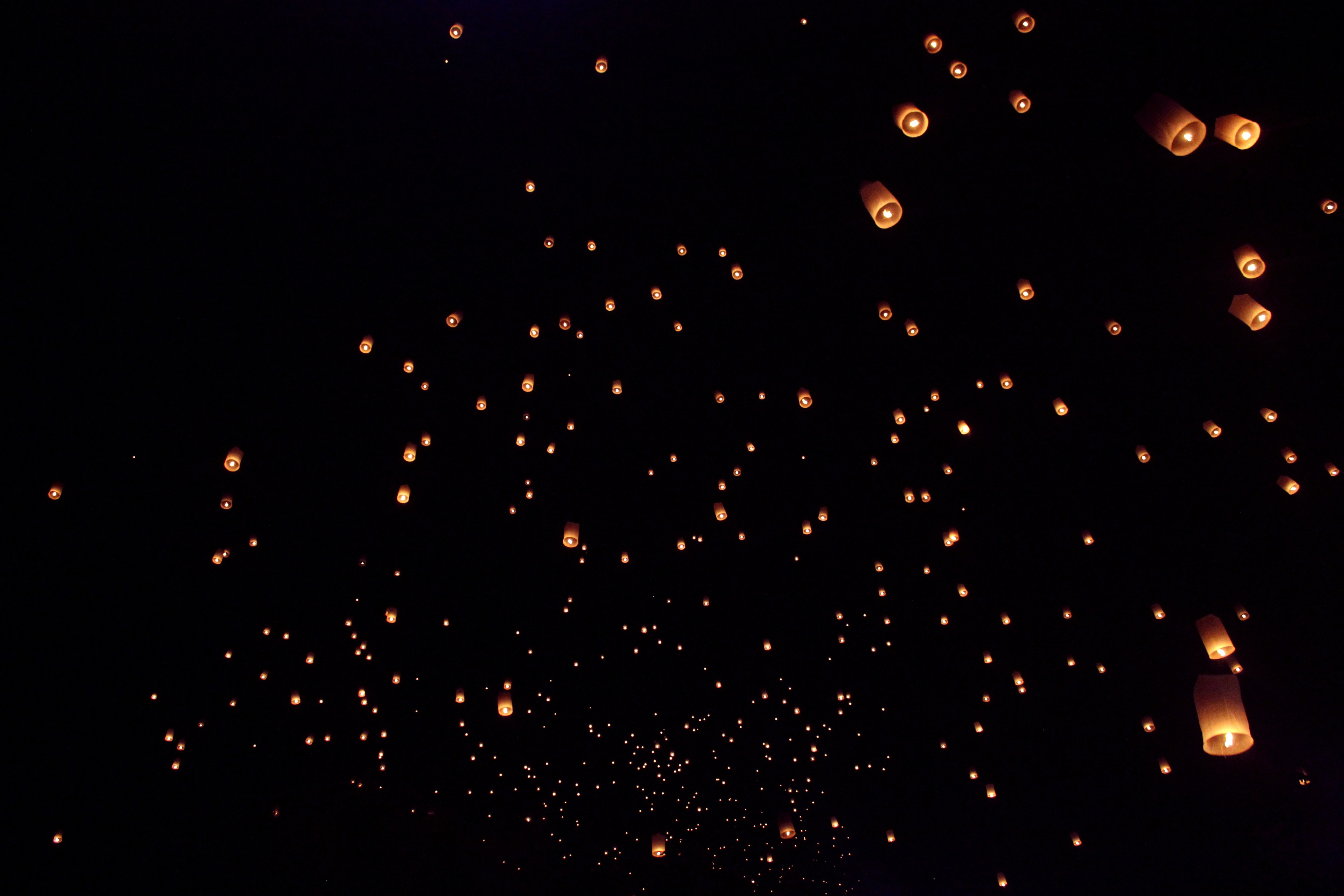 ciel nocturne orné de centaines de lanternes.