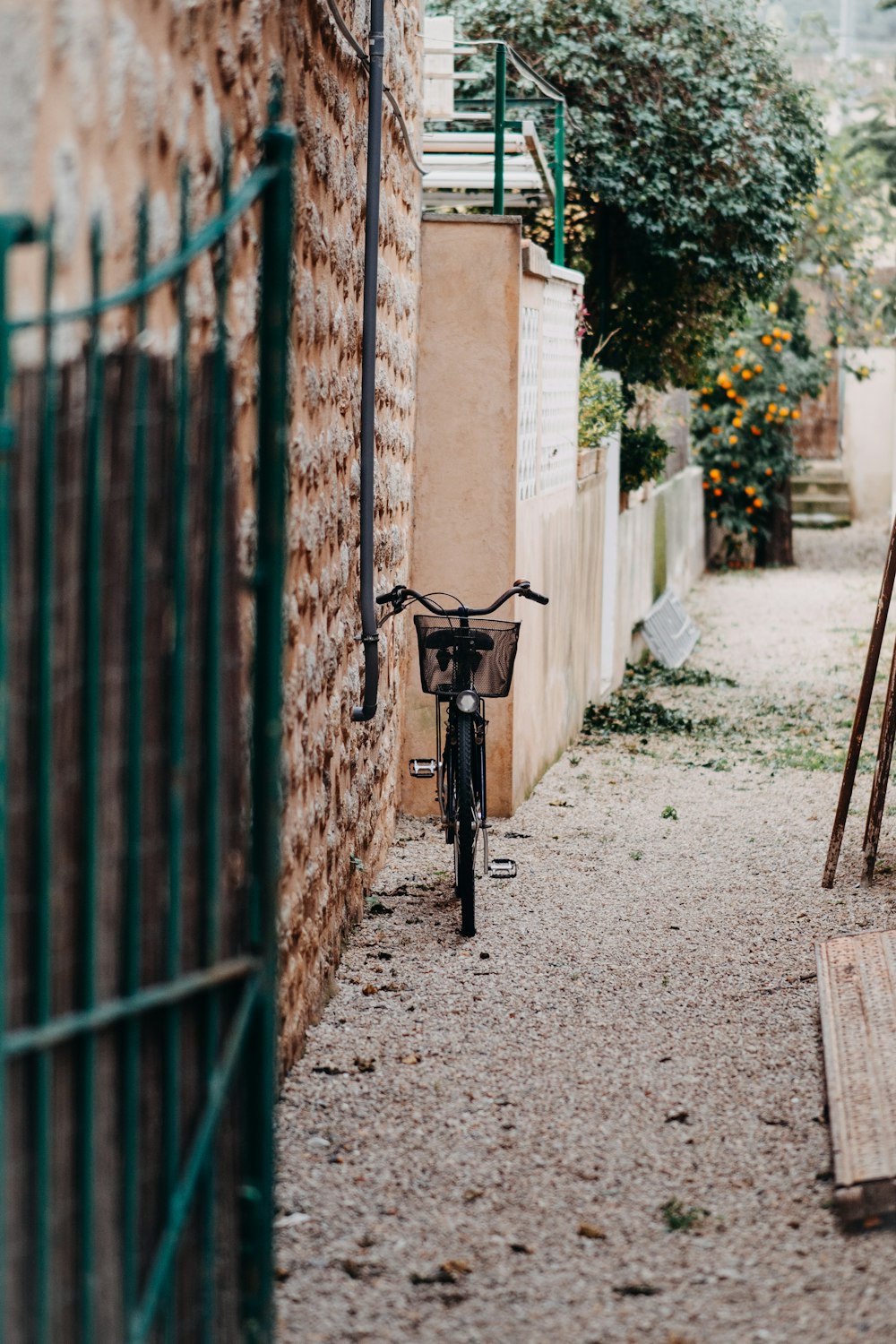 ein Fahrrad, das an der Seite eines Gebäudes geparkt ist