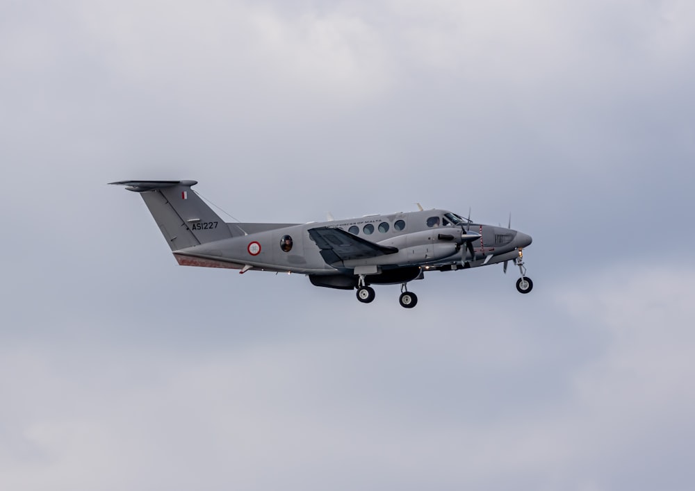 Un pequeño avión de hélice volando a través de un cielo nublado