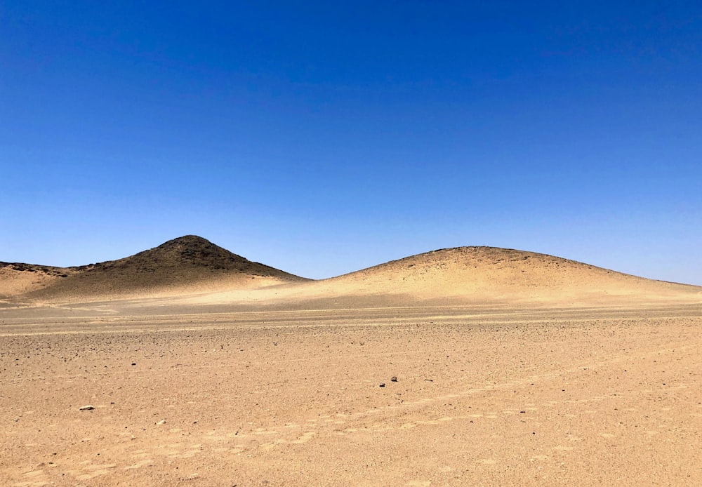 사막 한가운데에 앉아있는 두 개의 언덕