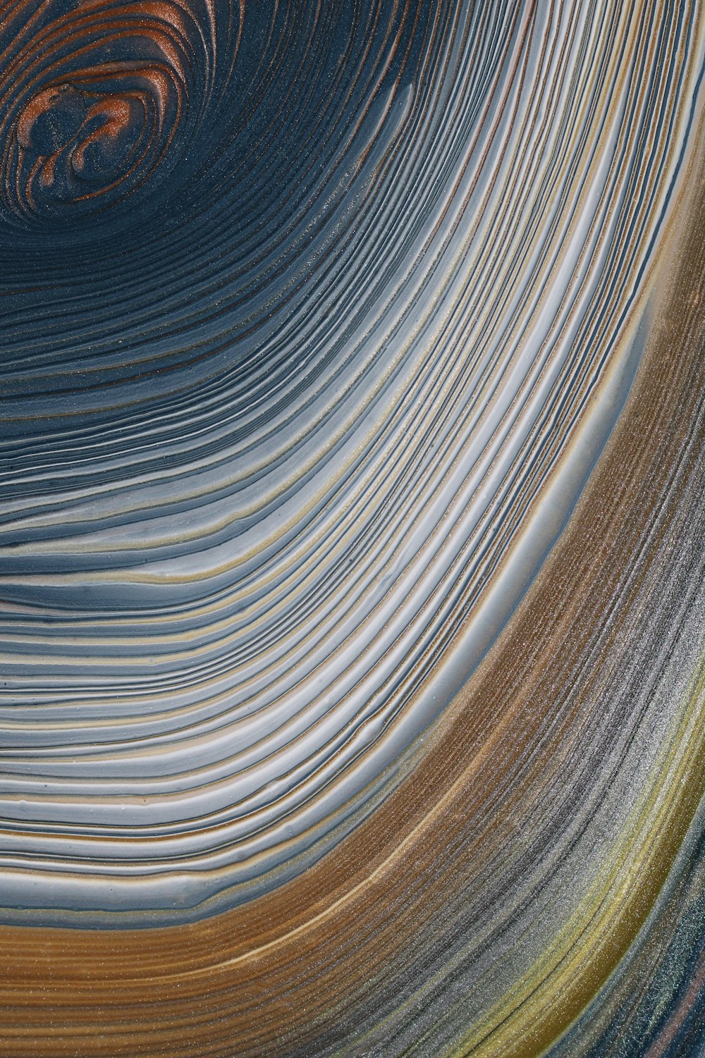 a picture of a swirl in the middle of a picture