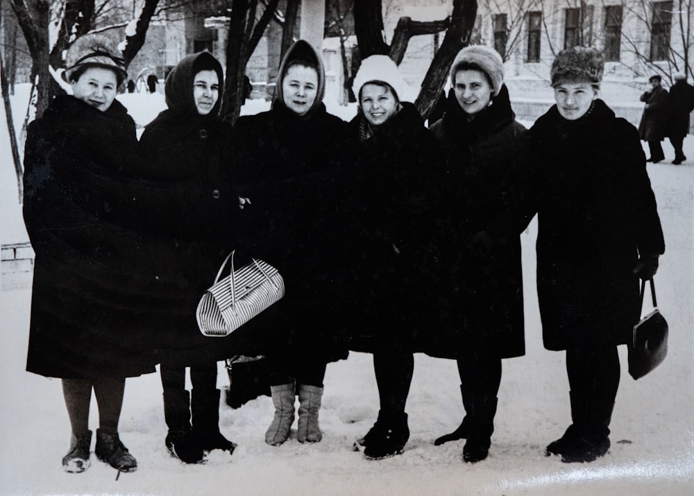 un groupe de femmes debout les unes à côté des autres dans la neige