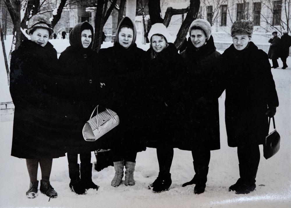 Un grupo de mujeres de pie una al lado de la otra en la nieve