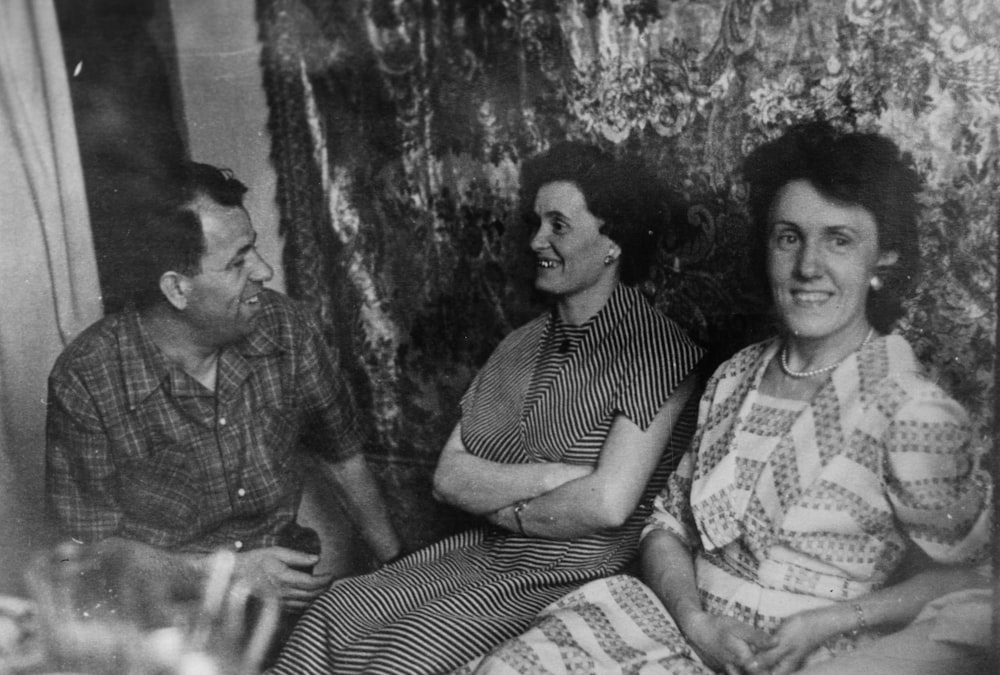 Ein Schwarz-Weiß-Foto von zwei Frauen und einem Mann
