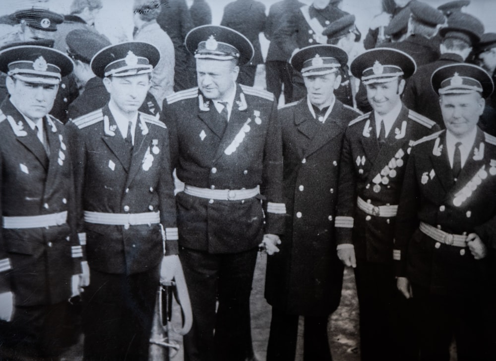 um grupo de homens de uniforme de pé um ao lado do outro
