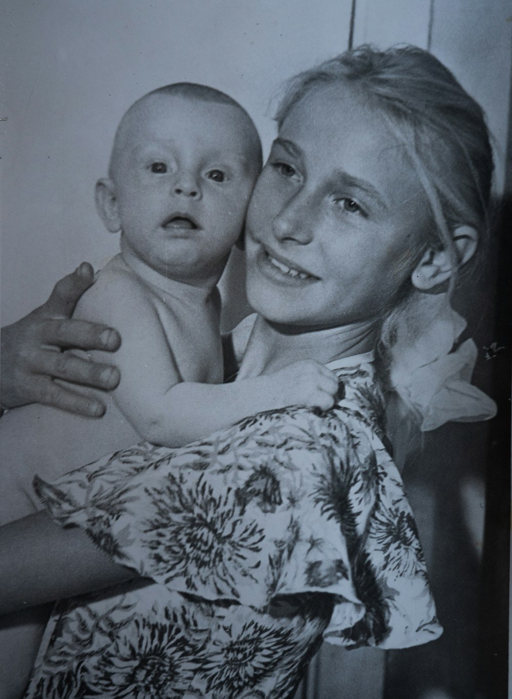 Ein Schwarz-Weiß-Foto einer Frau, die ein Baby hält