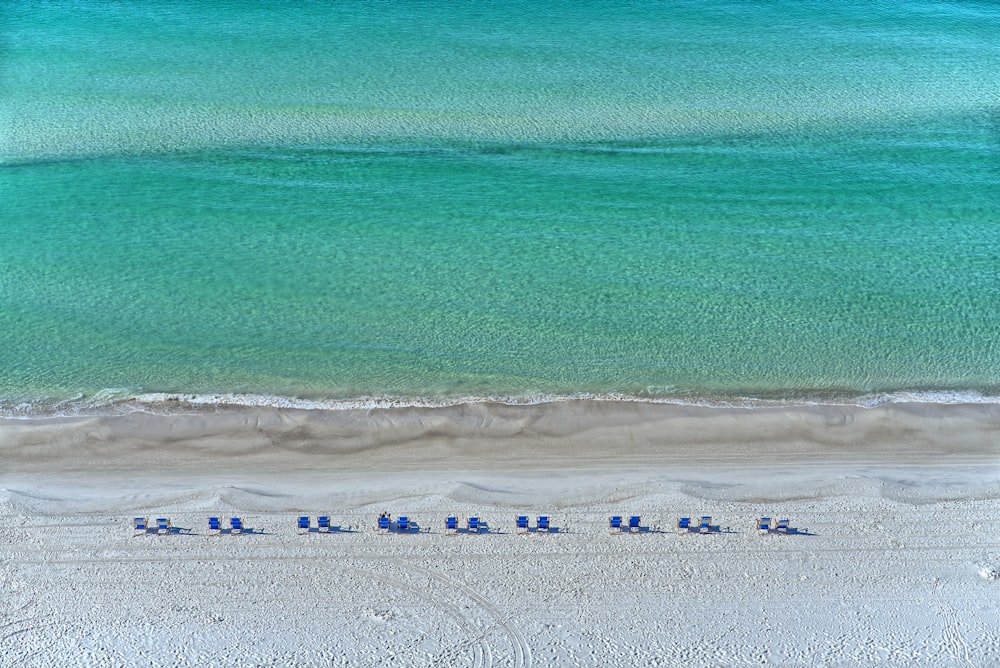 Una vista aérea de una playa y el océano