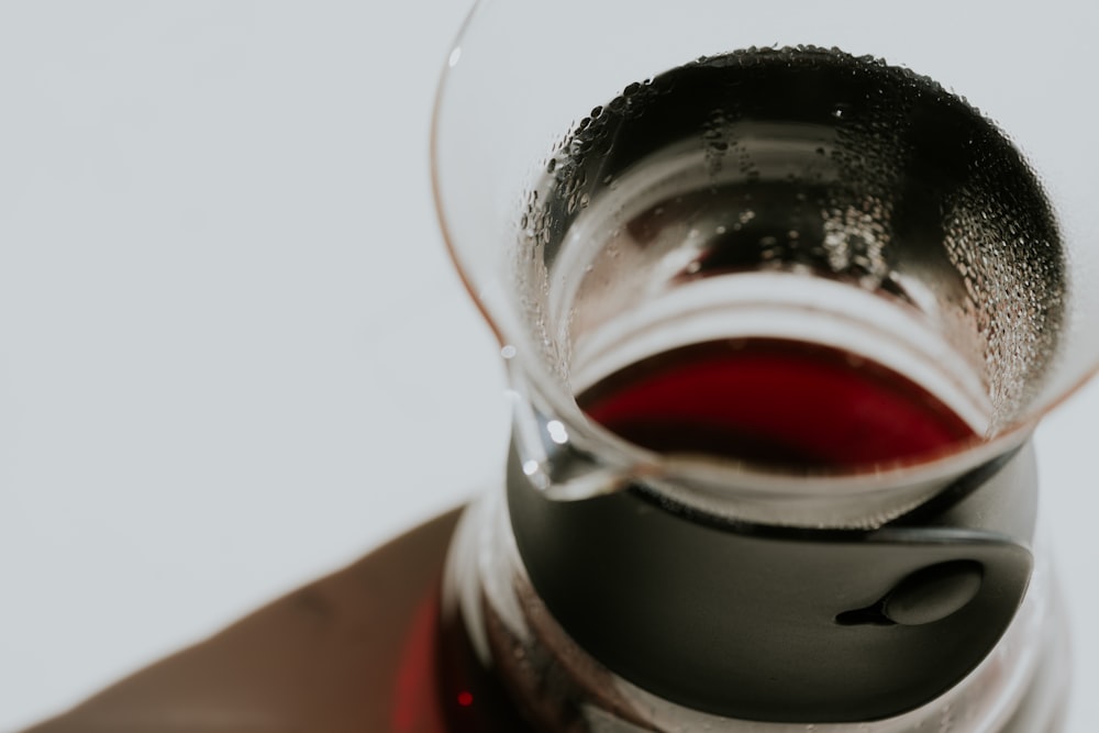um copo de vinho tinto sentado em cima de uma mesa