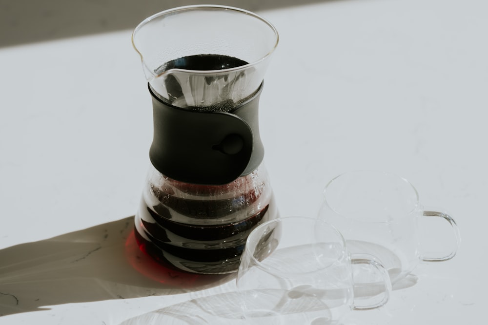 um copo cheio de líquido sentado em cima de uma mesa
