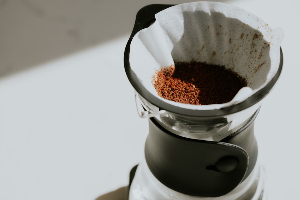 um close up de uma cafeteira cheia de café