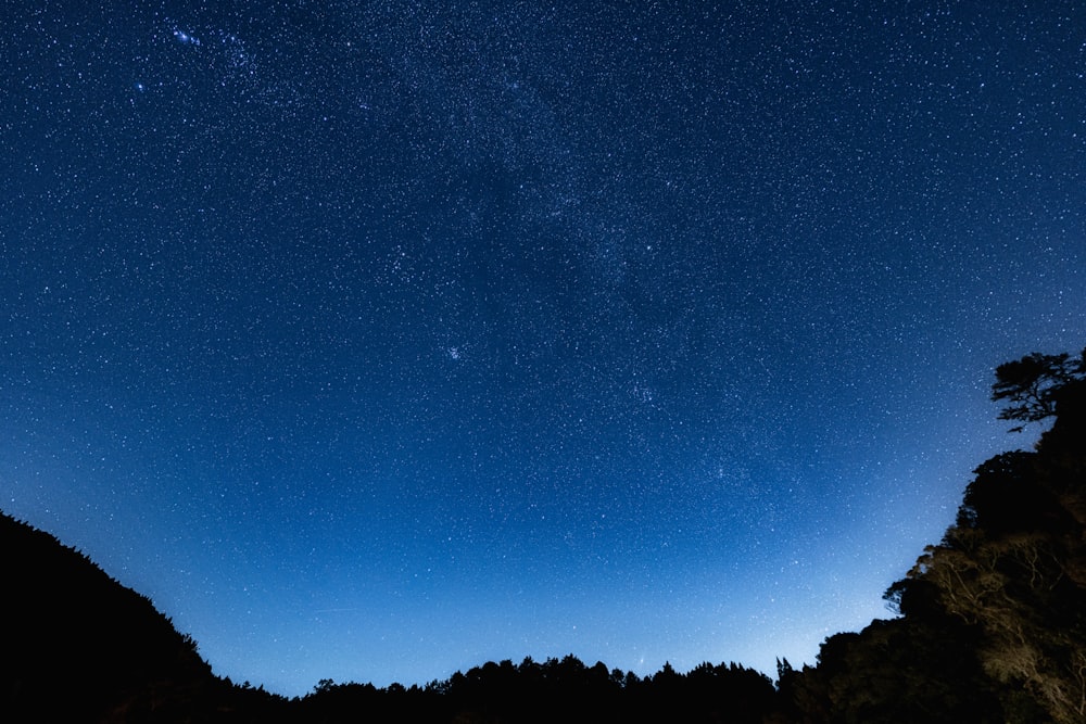 Le ciel nocturne avec des étoiles au-dessus d’une montagne