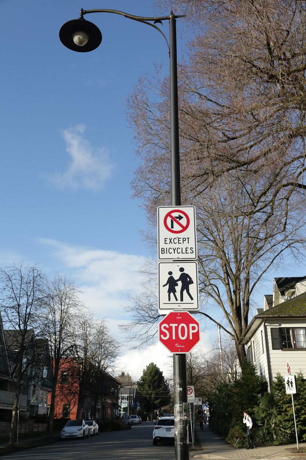 Foto zum Thema Ein Stoppschild und Straßenschilder an einem Pfahl –  Kostenloses Bild zu Kanada auf Unsplash