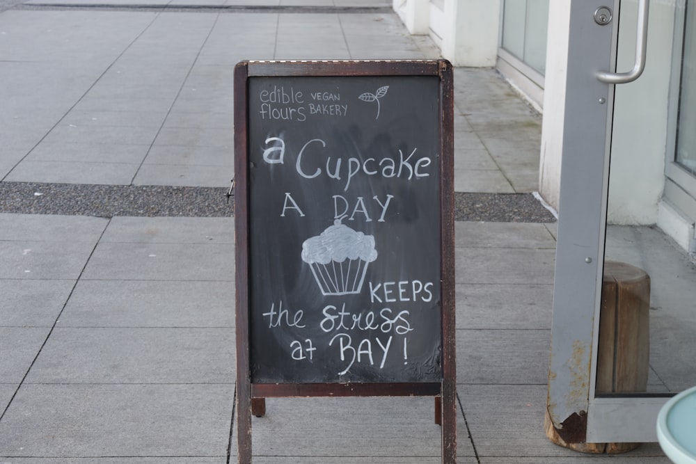 一日にカップケーキを宣伝する黒板の看板