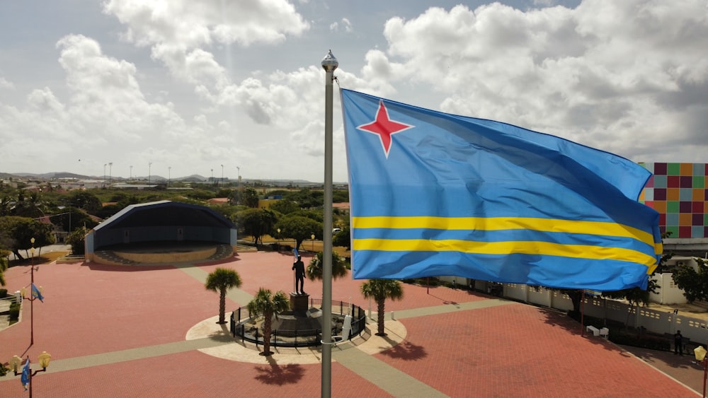 Una bandera ondeando en el viento en la parte superior de un edificio