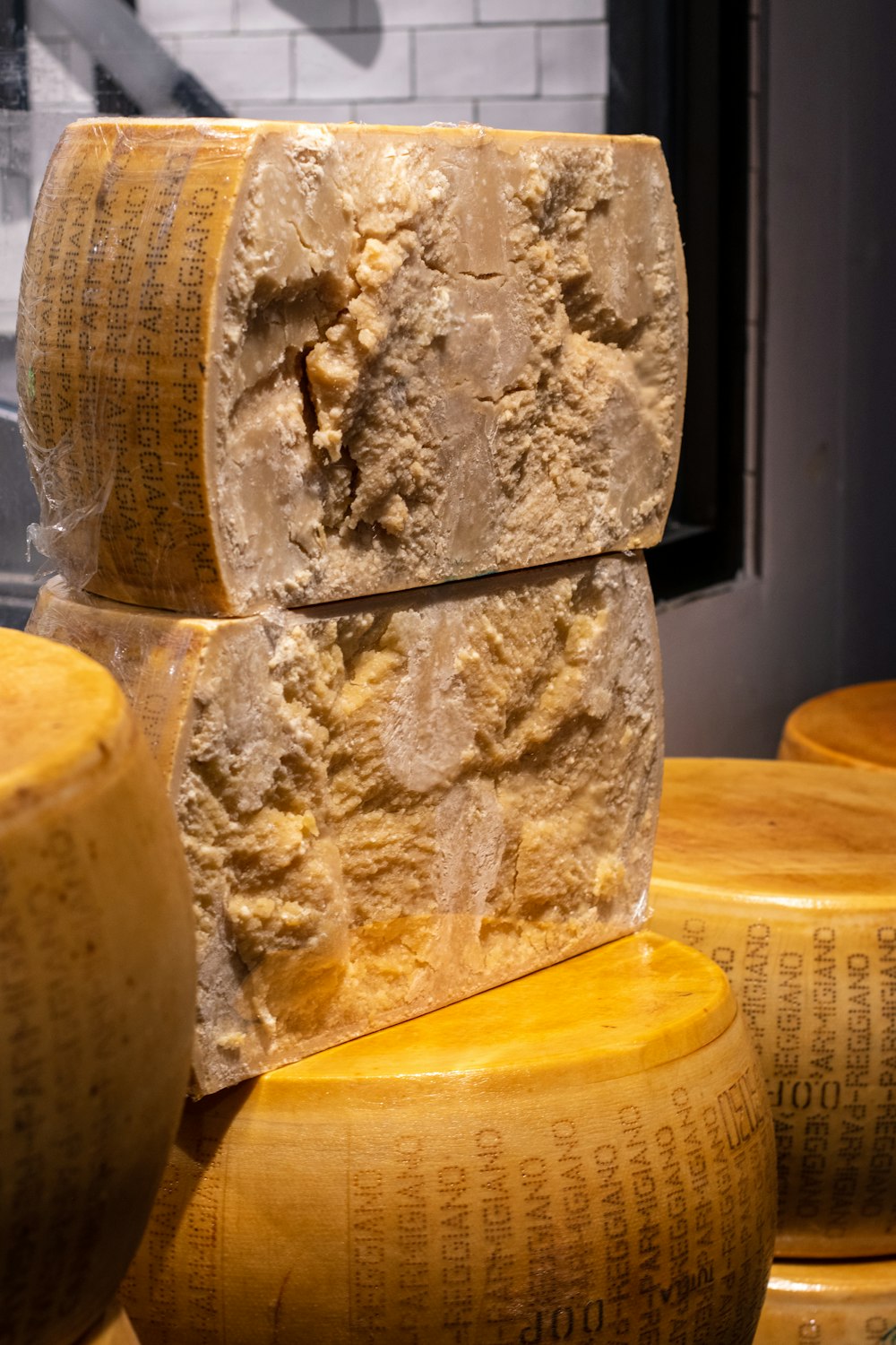 Una pila di formaggio impilati uno sopra l'altro