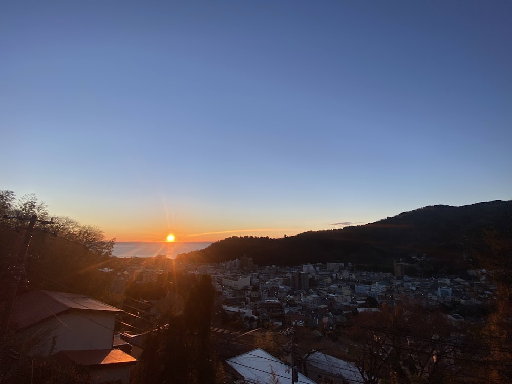 Die Sonne geht über einer kleinen Stadt unter