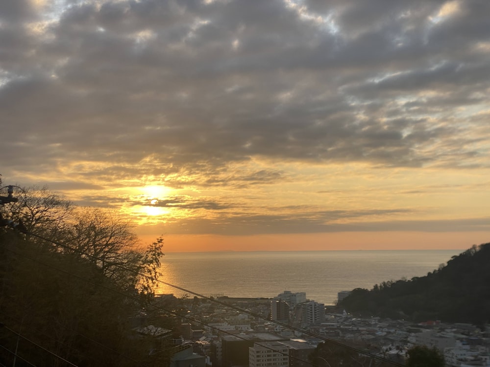 Die Sonne geht über einer Stadt am Meer unter