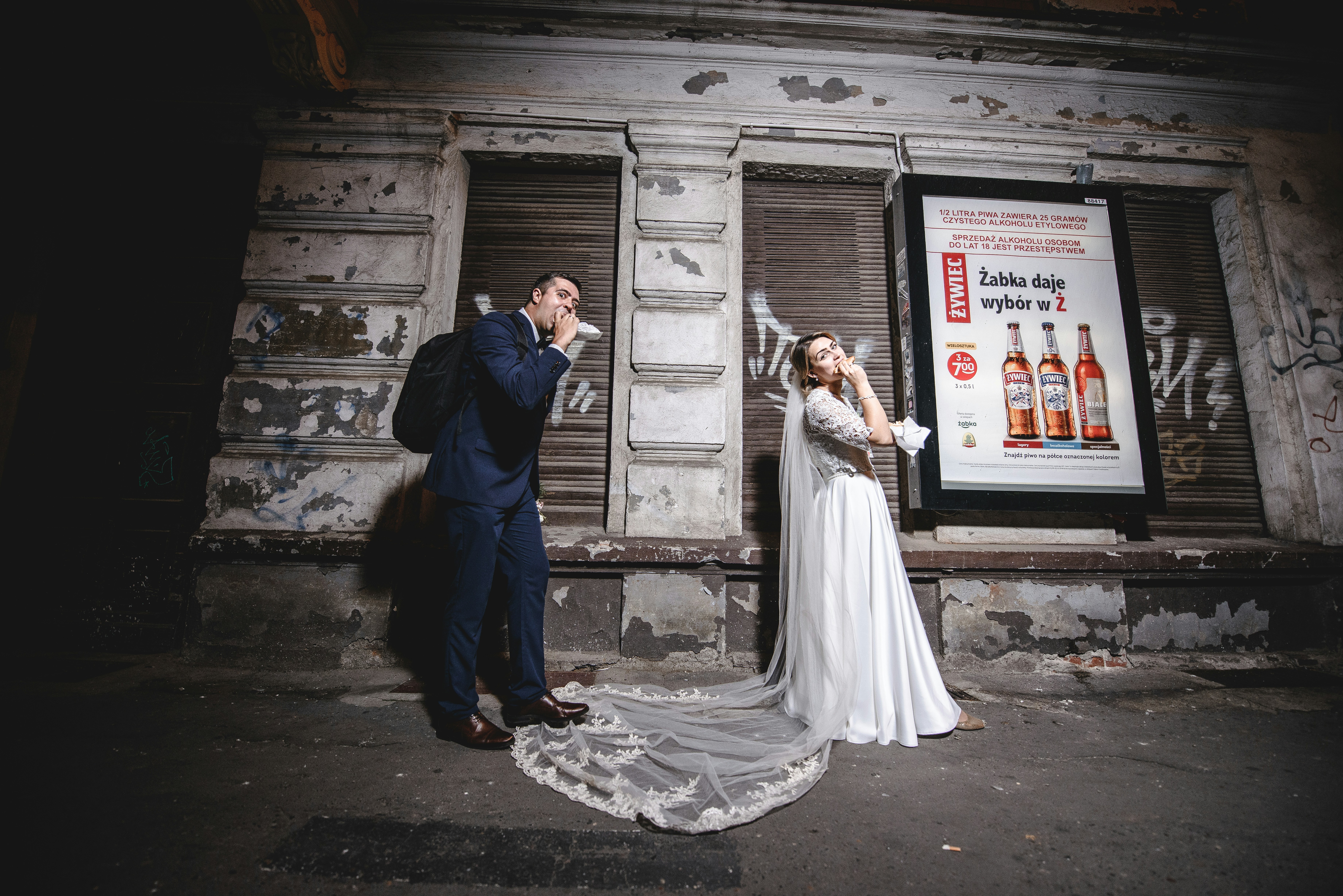 wedding photo collage, ilustrasi artikel Beyond the Album: Creative Ways to Display Your Wedding Photos 5