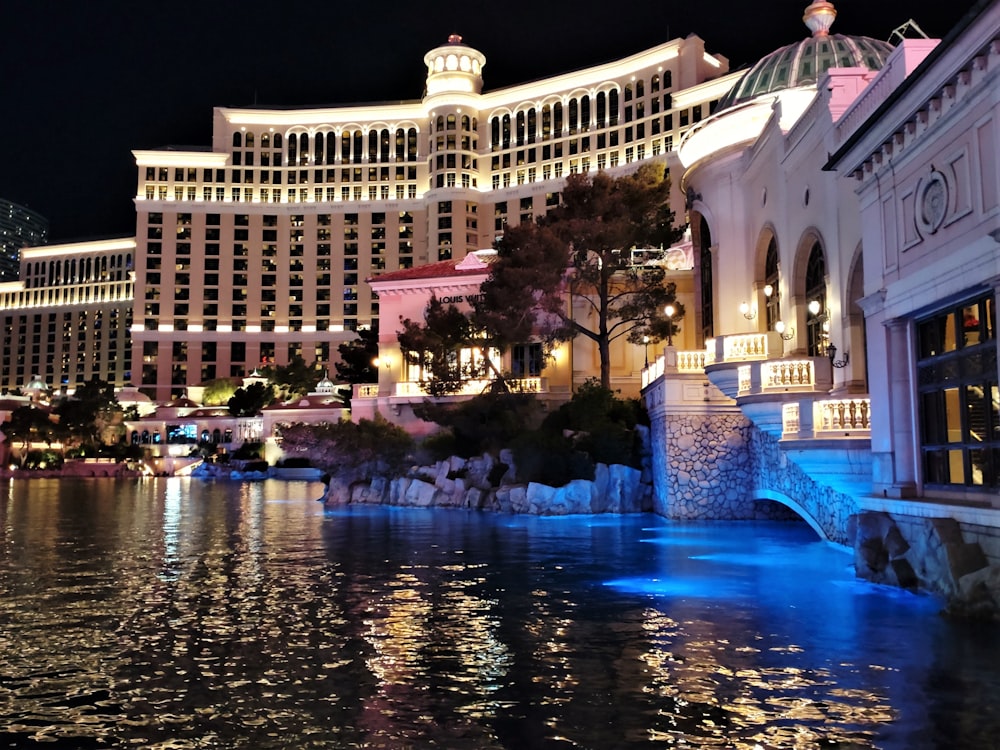 uma vista do hotel e cassino de las vegas do outro lado da água