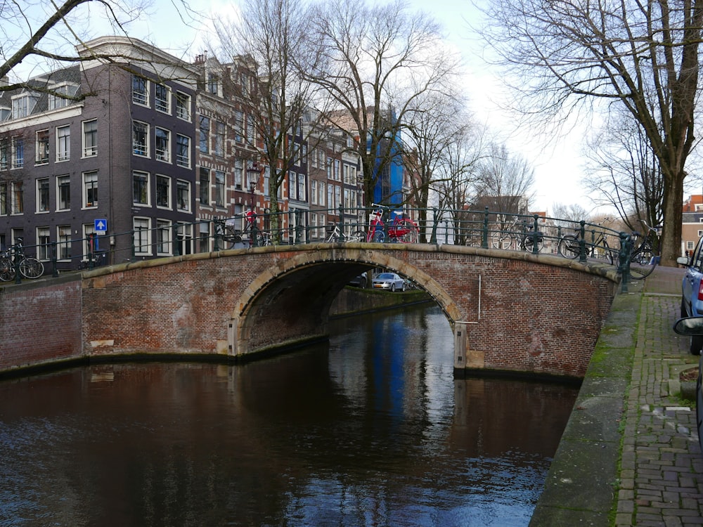 eine Brücke über ein Gewässer mit Fahrrädern darauf