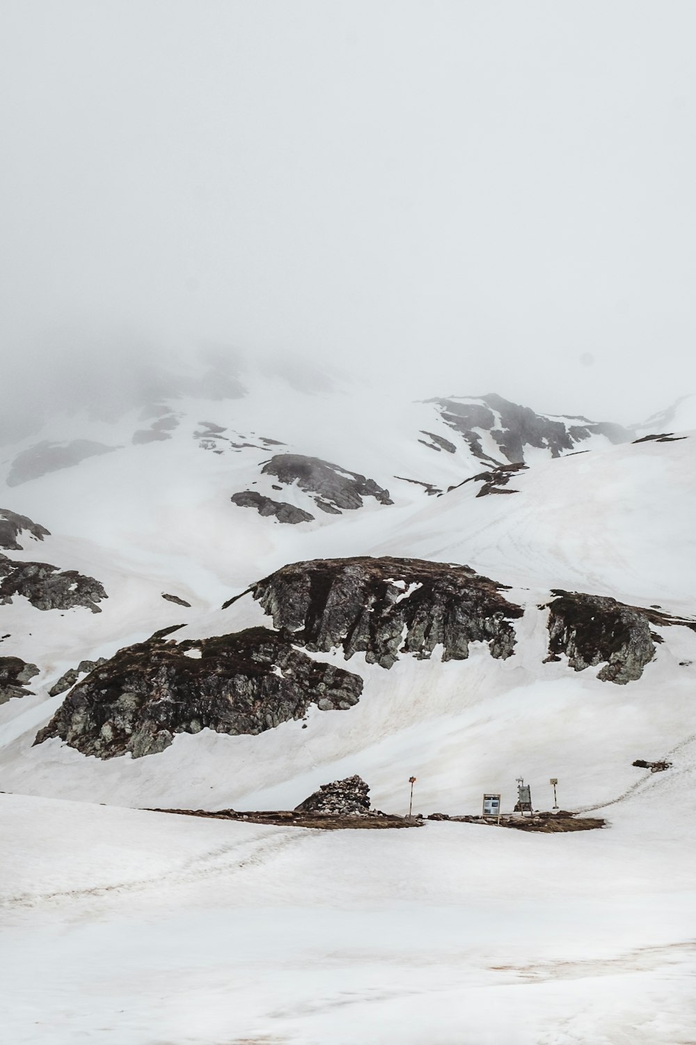 ein schneebedeckter Berg mit ein paar Leuten, die darauf stehen