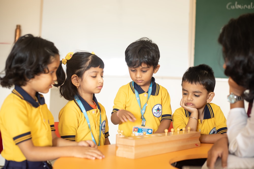 Eine Gruppe kleiner Kinder, die eine Partie Schach spielen