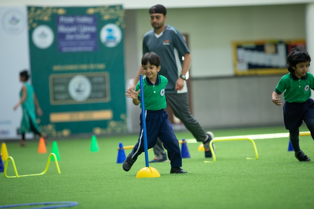 Un gruppo di bambini che giocano una partita di frisbee