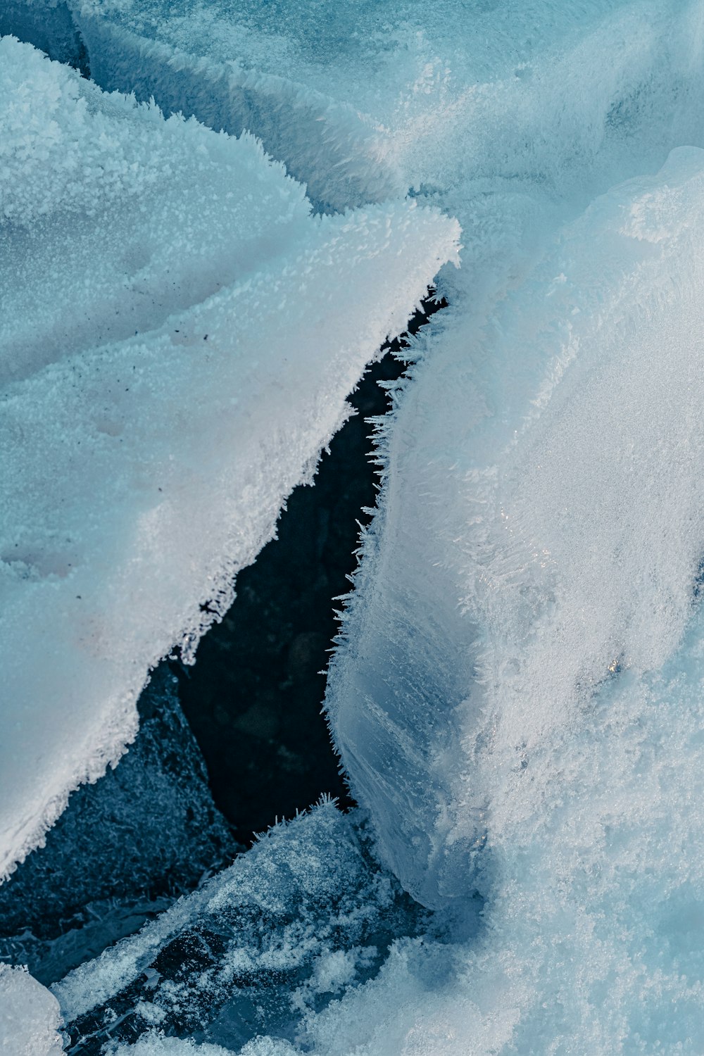 un primo piano di un terreno innevato