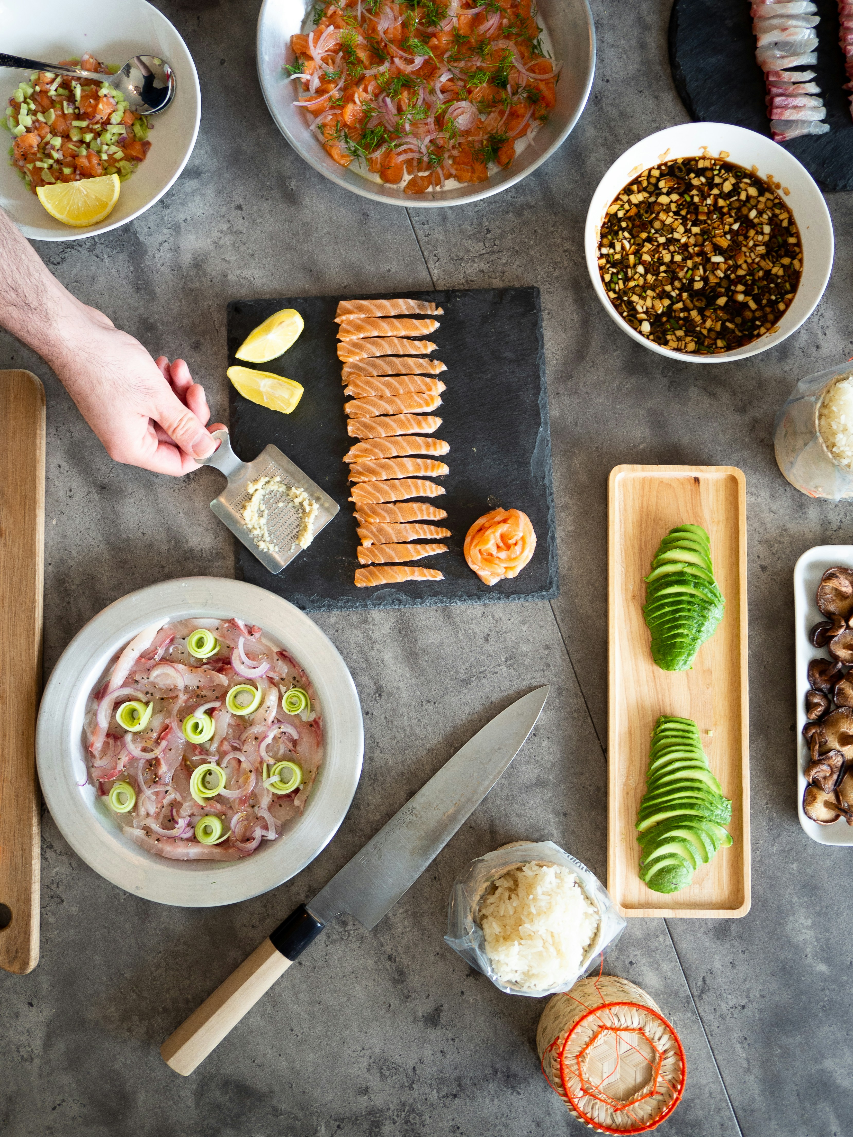 食べ物の皿とナイフで覆われたテーブル