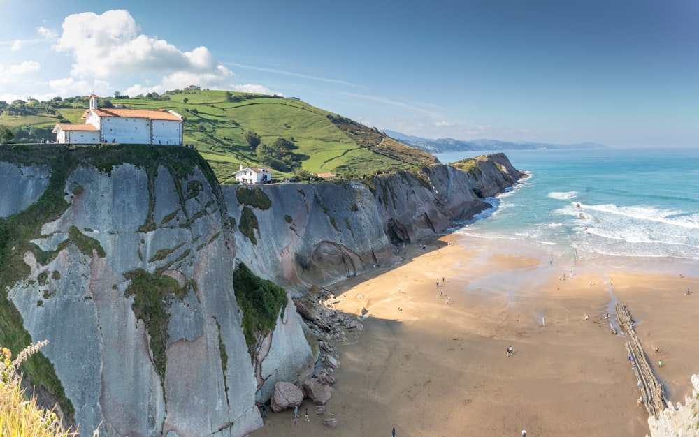 Une maison sur une falaise surplombant l’océan