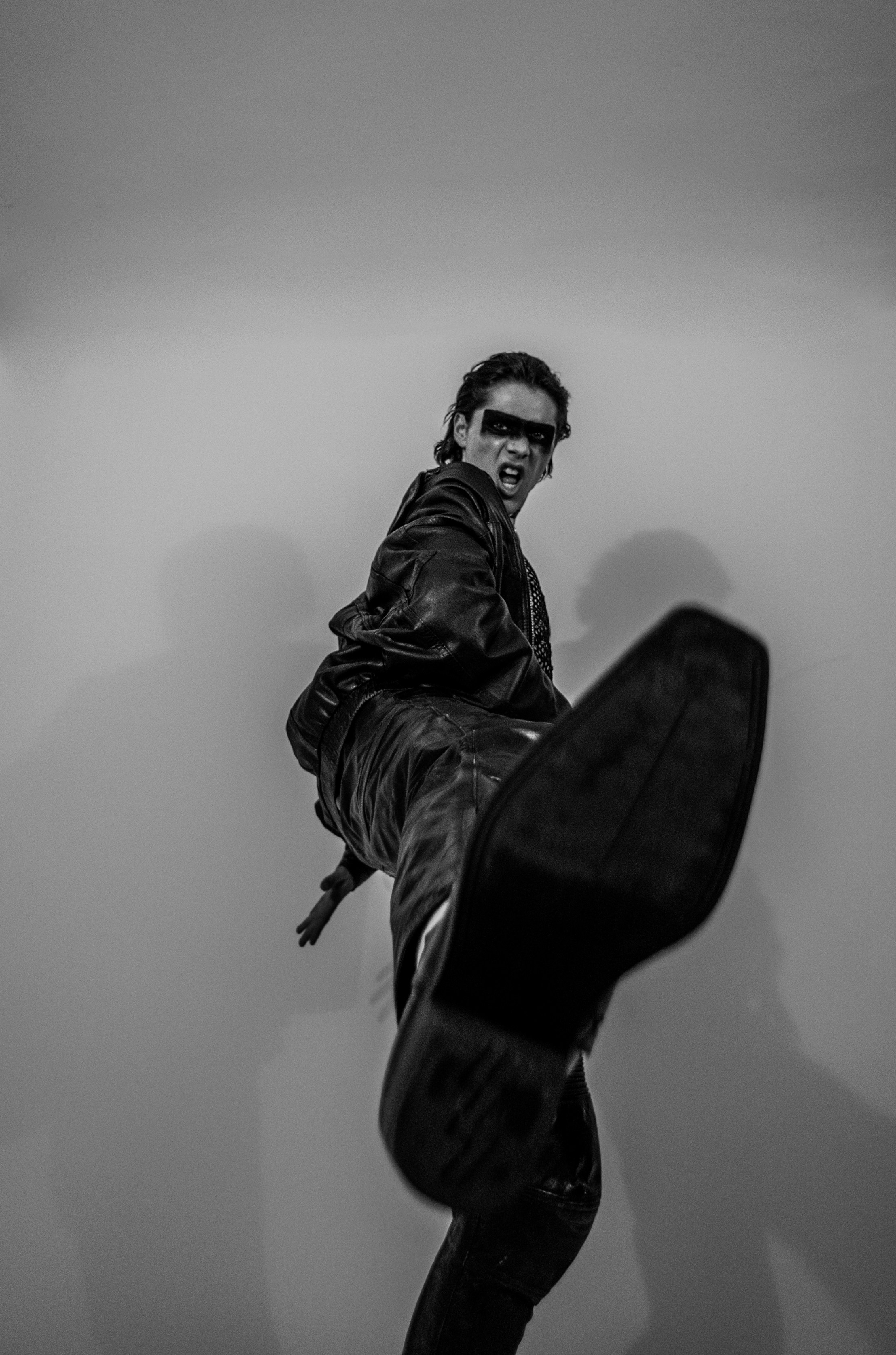 Una foto en blanco y negro de un hombre con una caja de guitarra