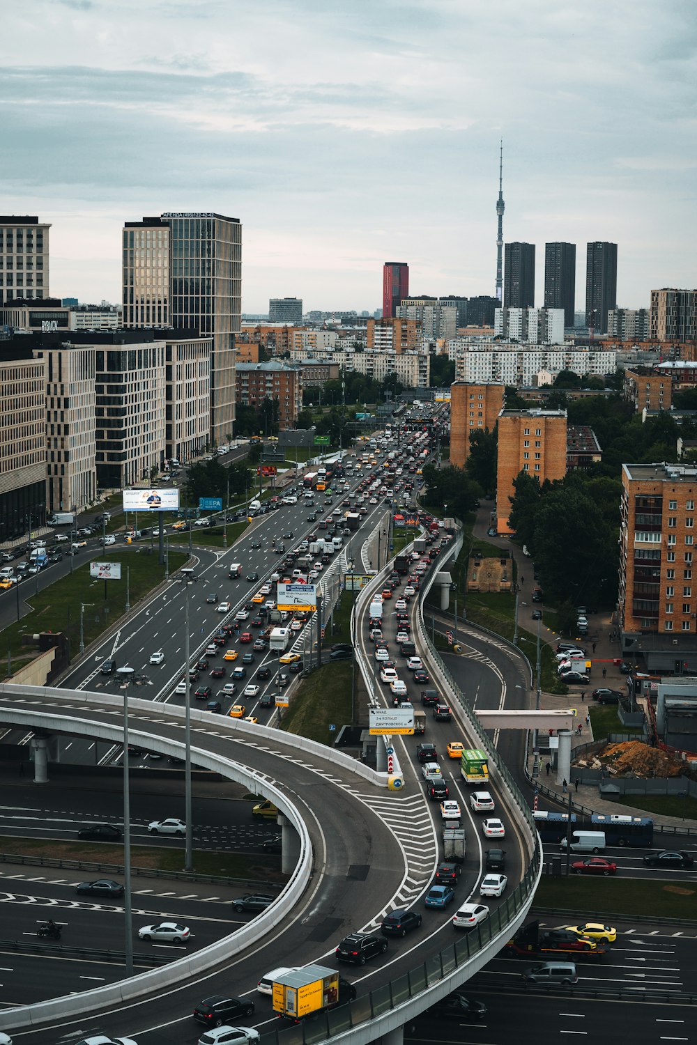 a busy city street filled with lots of traffic