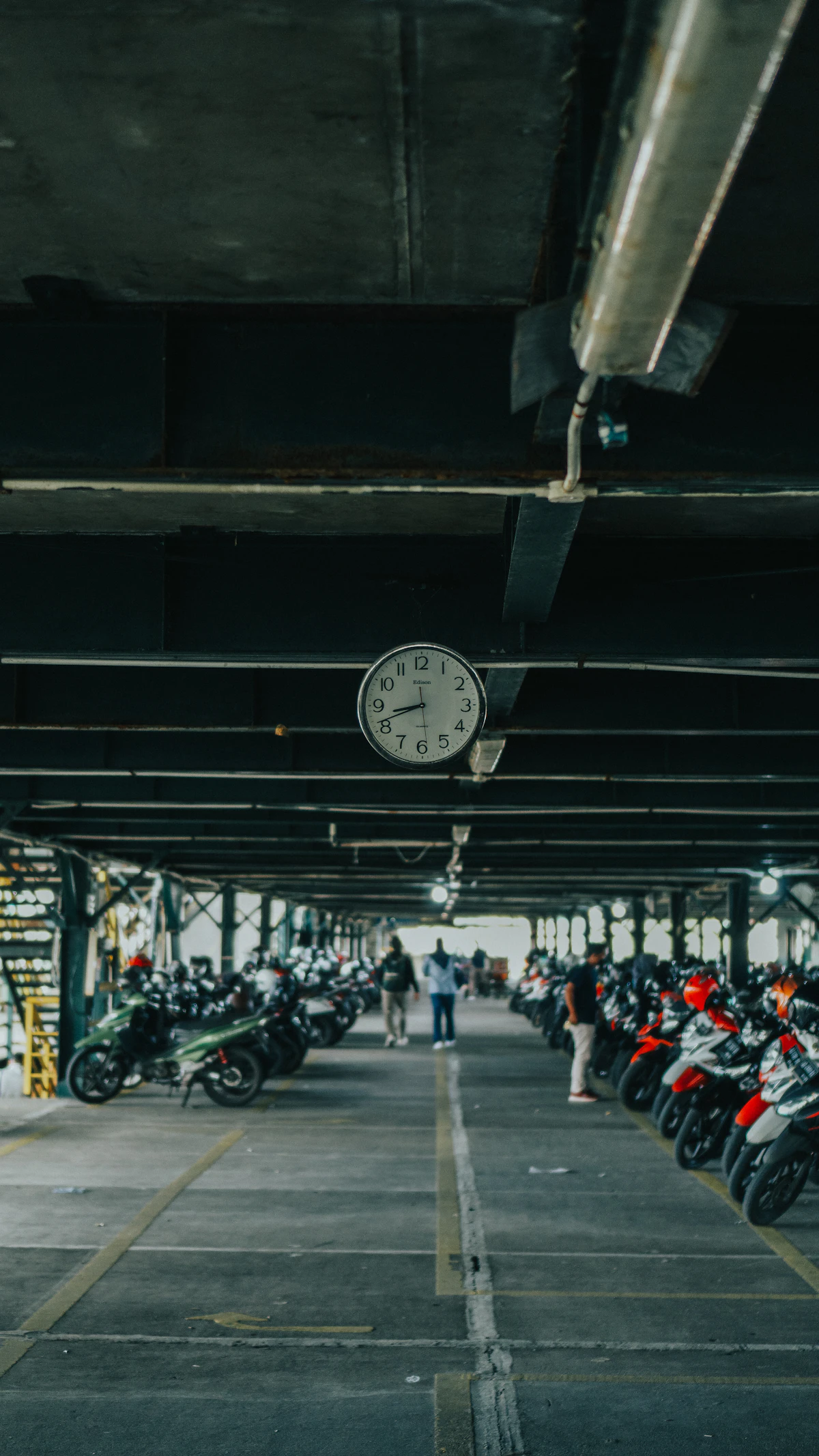Deretan sepeda motor terparkir rapat di area parkir