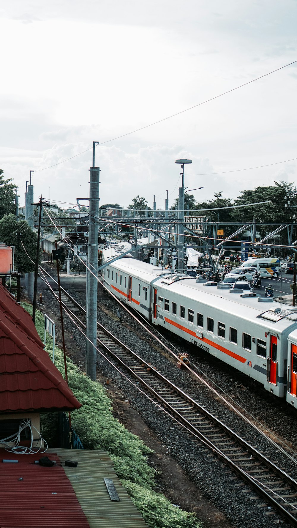 Ein Zug auf einem Bahngleis neben einem Bahnhof