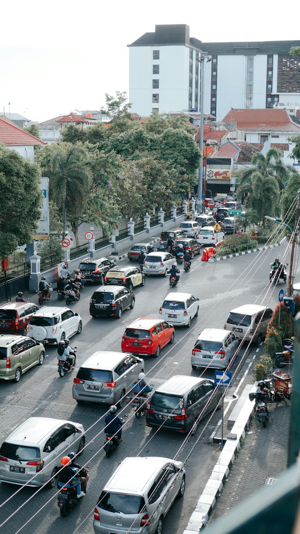 Una calle concurrida de la ciudad llena de mucho tráfico
