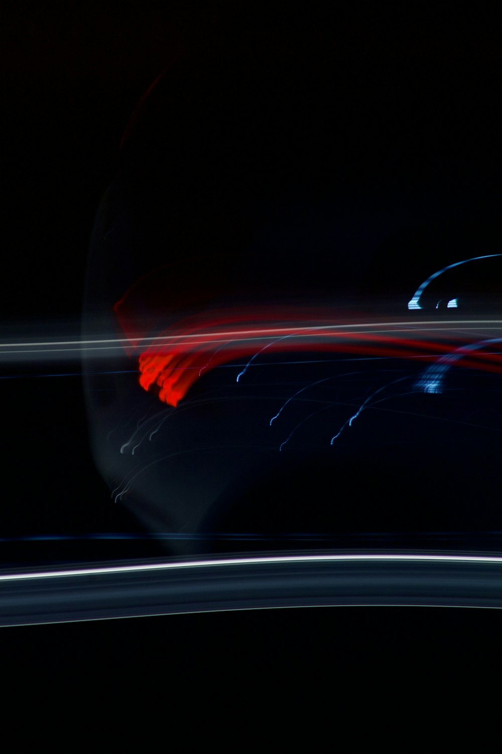 Una foto borrosa de un coche en la oscuridad