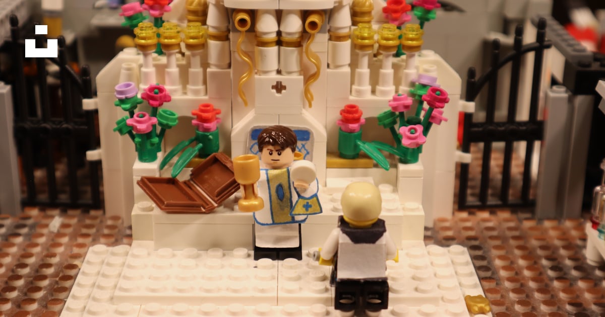 Foto Un castillo de Lego con un hombre y una mujer parados frente a él ...