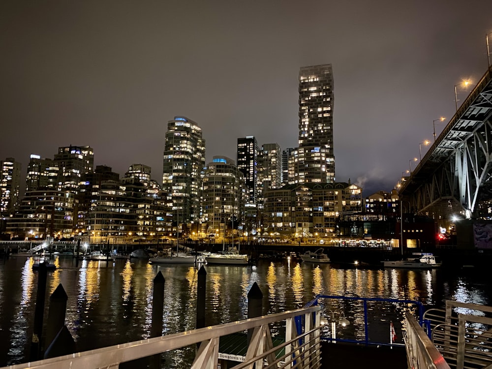 Una vista de una ciudad por la noche desde el agua