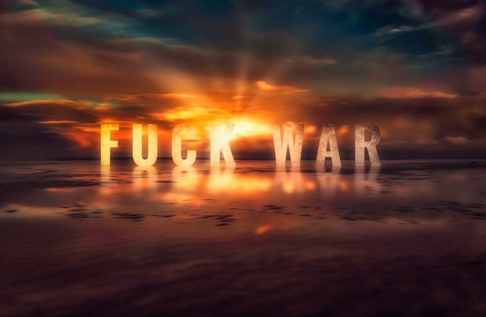 真ん中に「Flickk War」という単語が入った夕焼けの写真