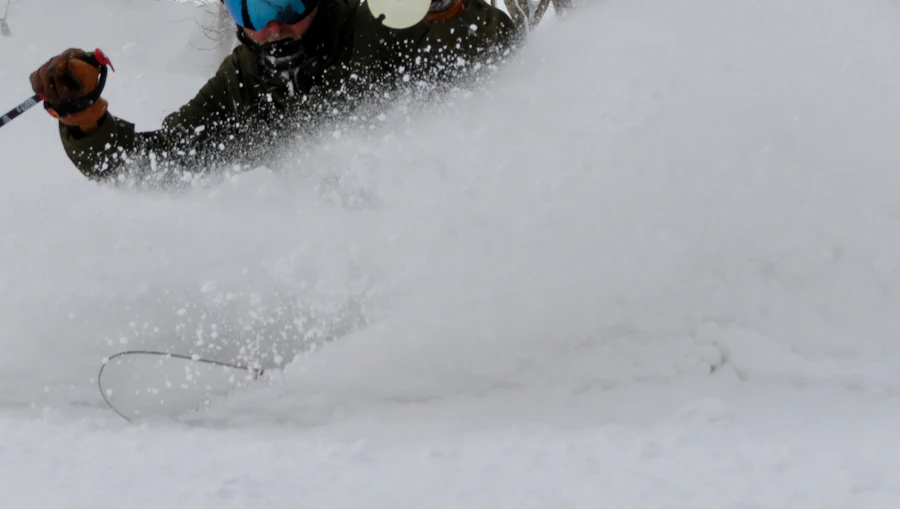 滑雪者在北海道二世谷的粉雪中穿行
