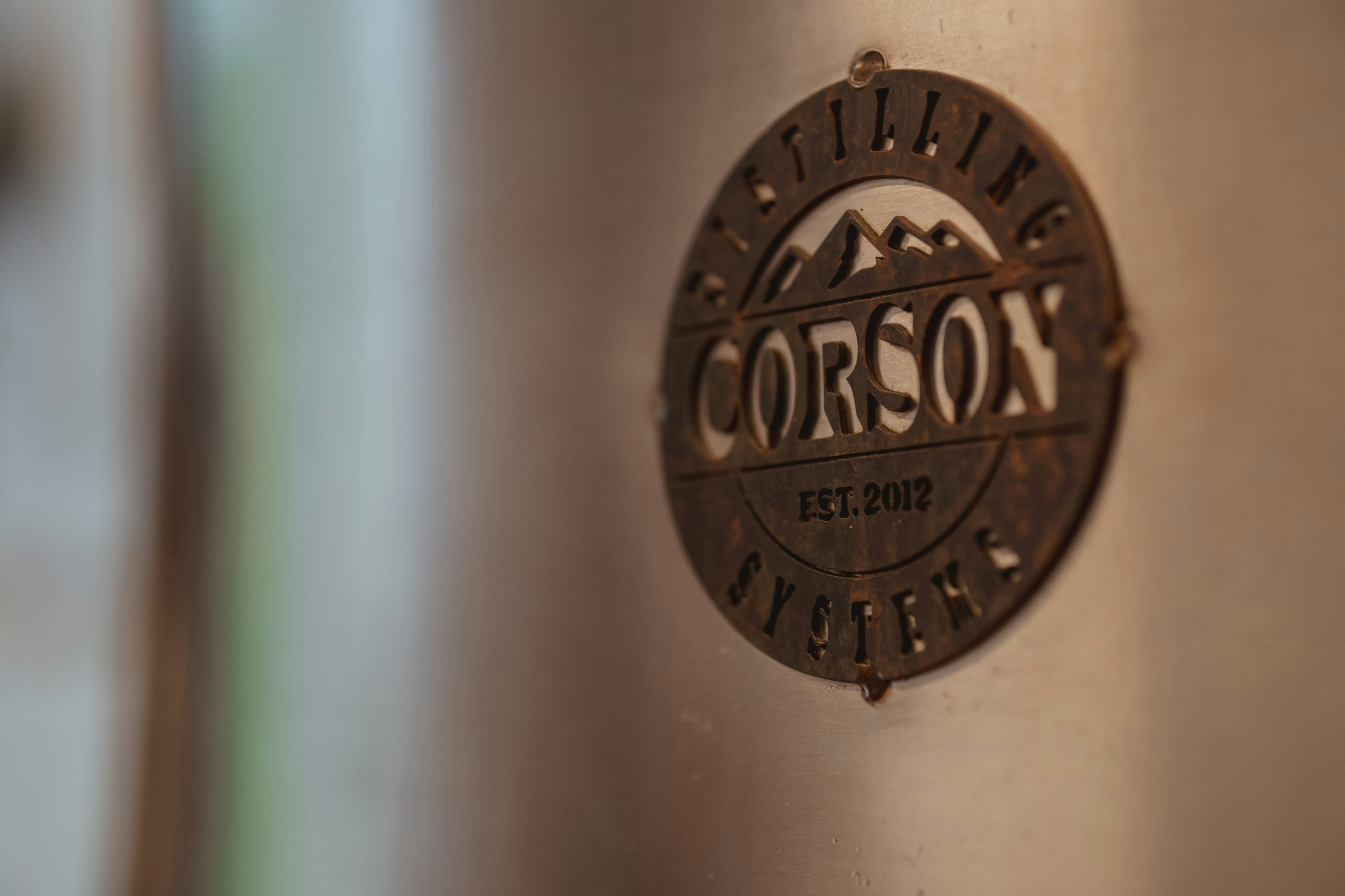 close-up pot logam dengan logo di atasnya