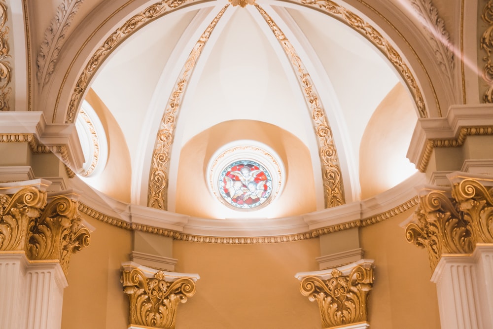 une église avec une grande fenêtre ronde au centre