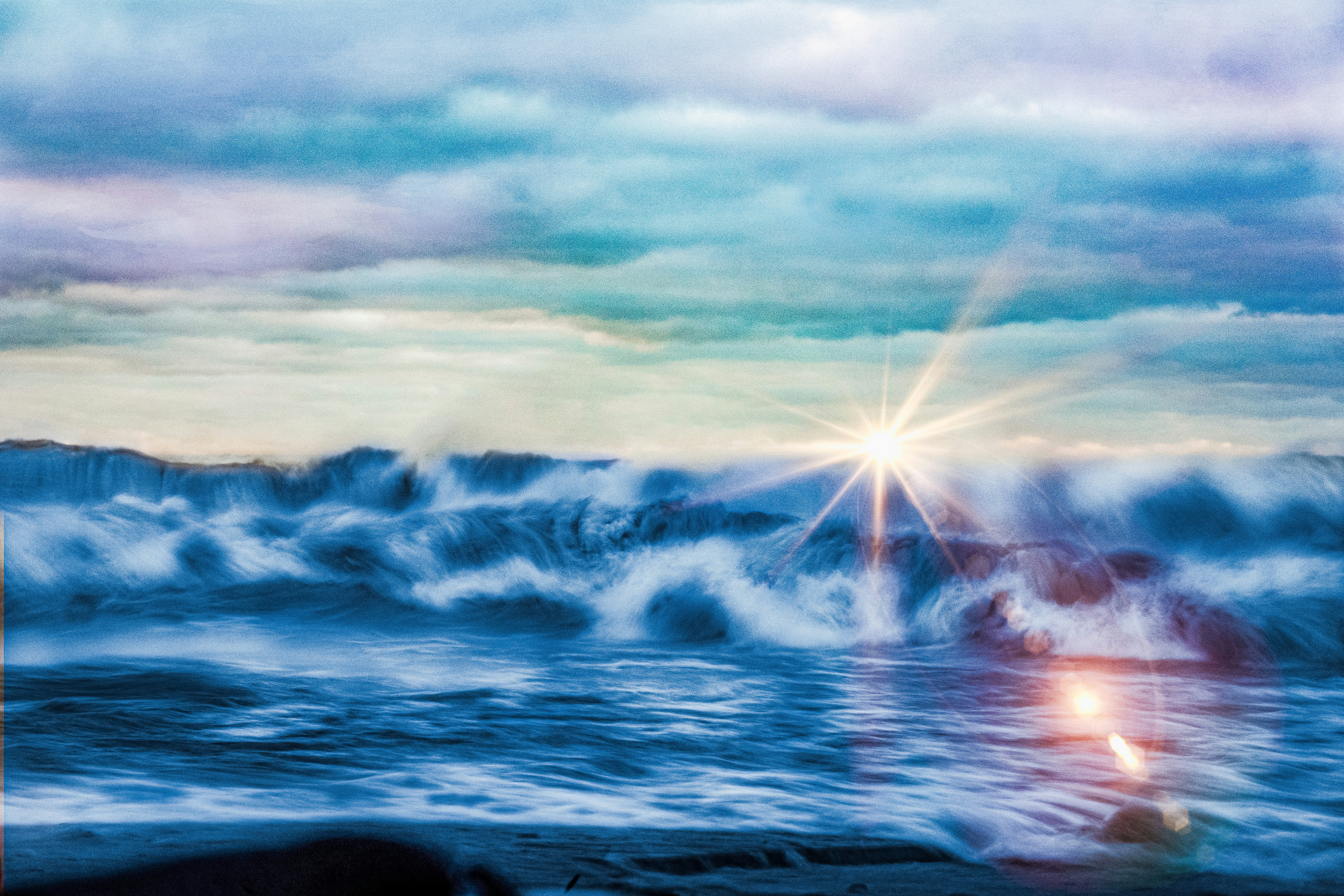 波のある海のぼやけた写真