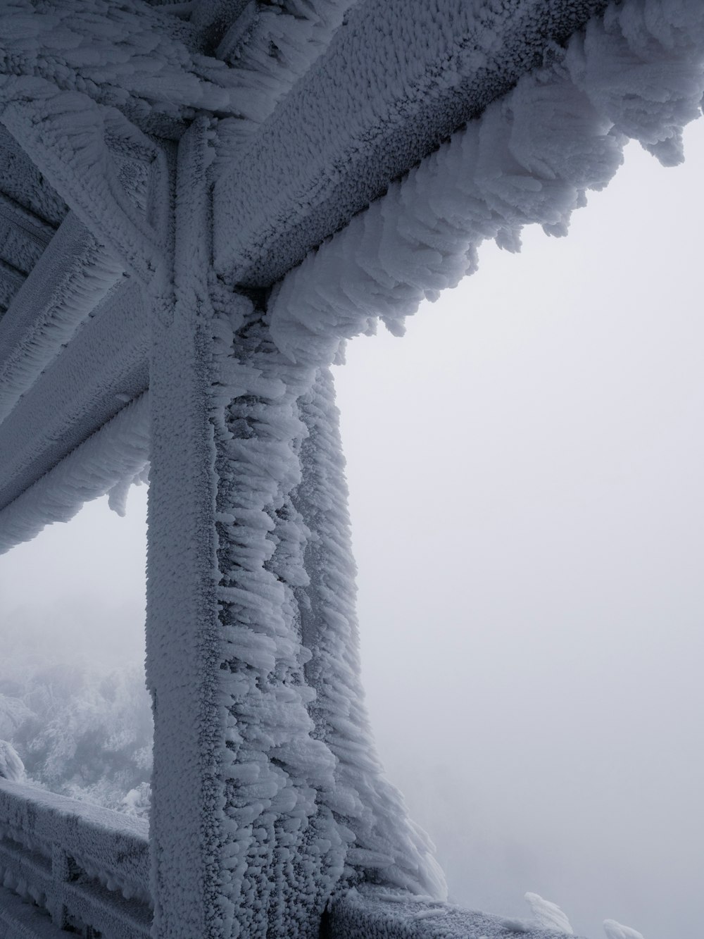 Una vista de una montaña nevada a través de una ventana