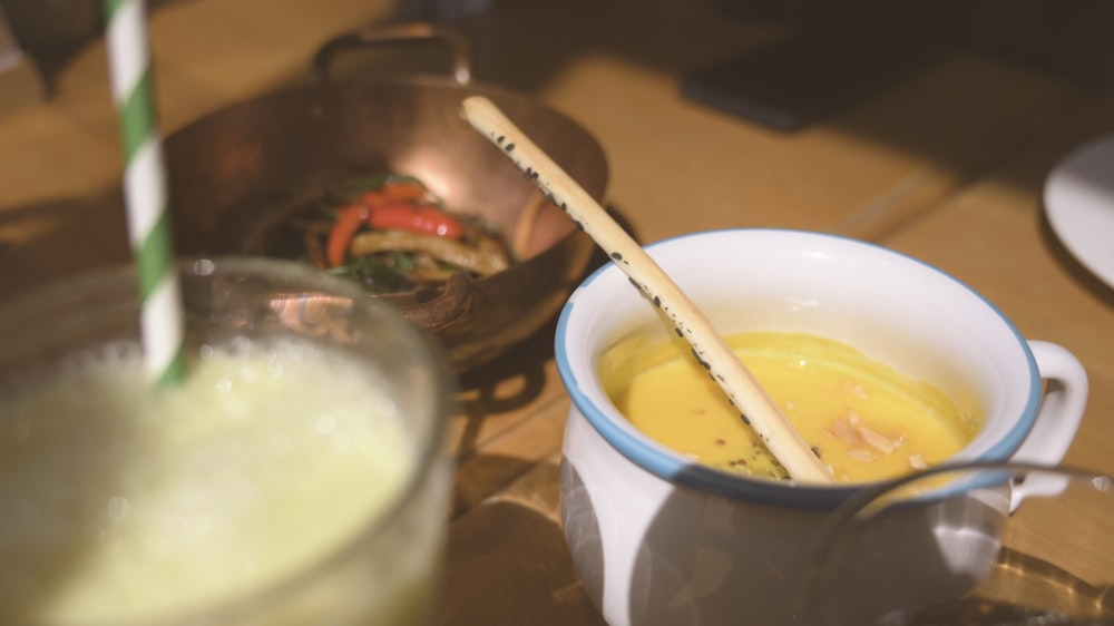 un bol de soupe et un verre de lait sur une table