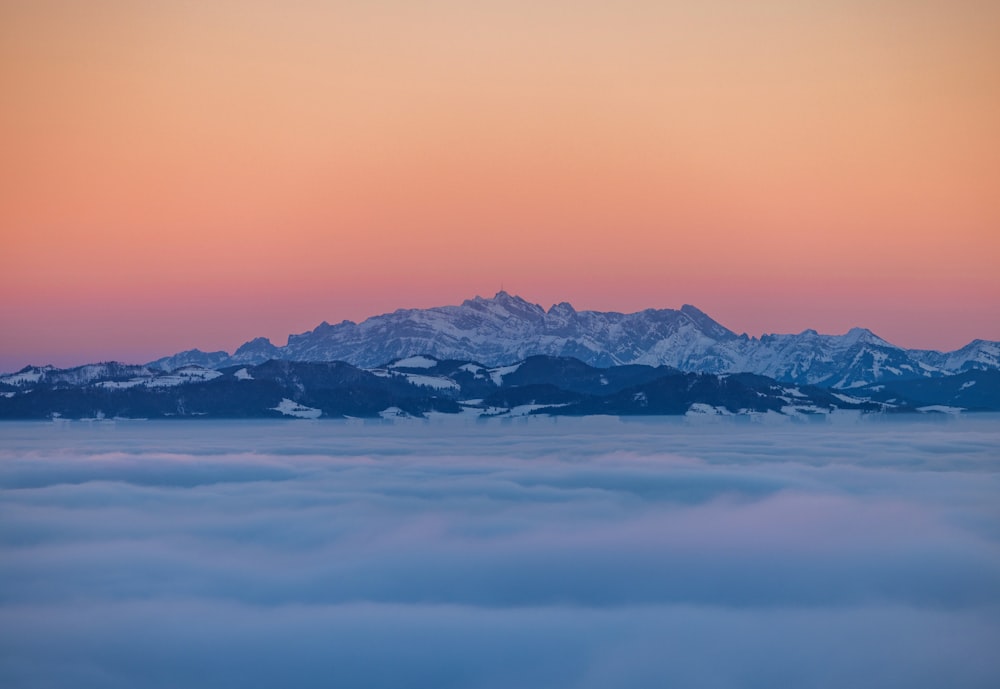 une vue d’une chaîne de montagnes au-dessus des nuages