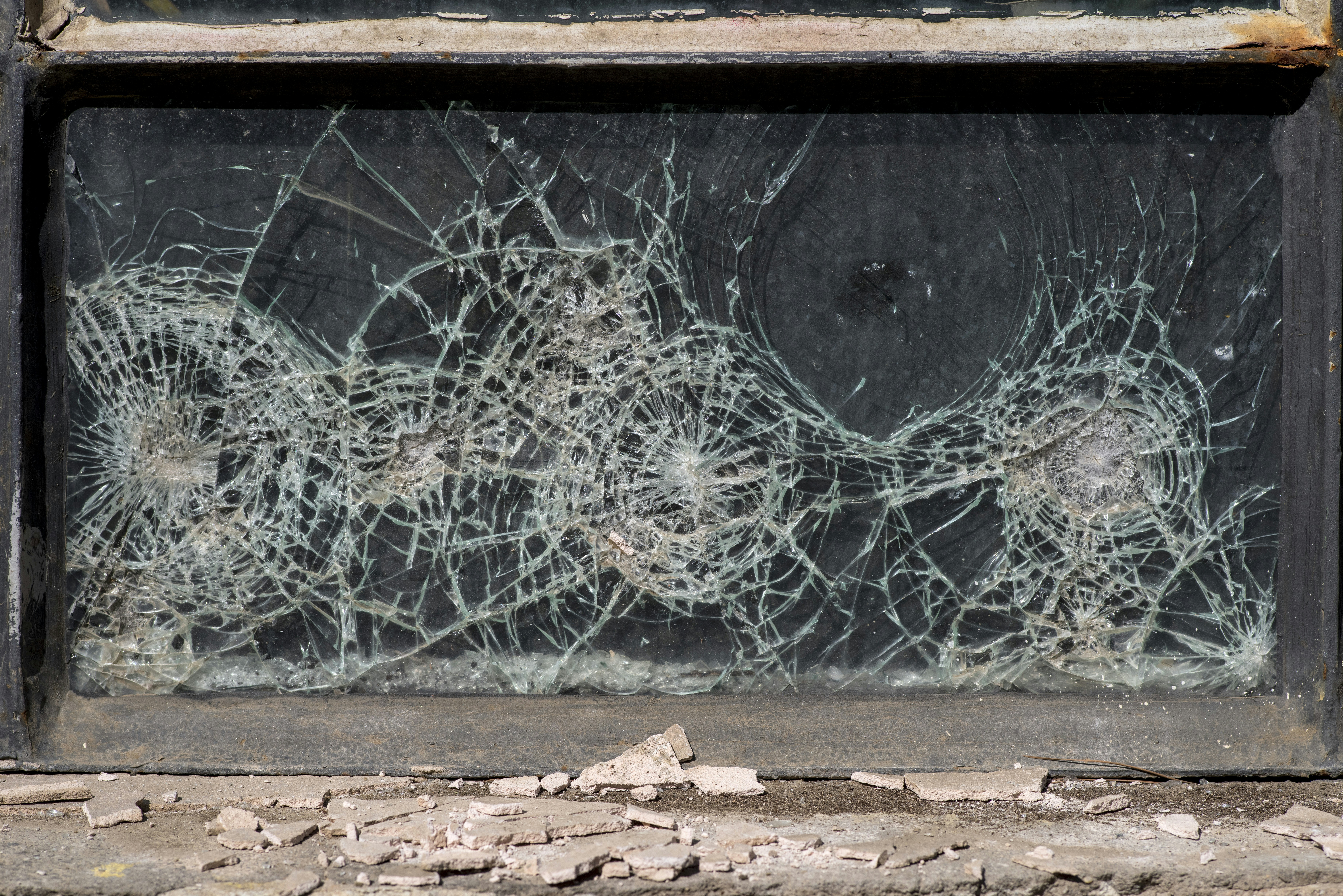 photo-1646483551318-377c241ae450?ixid=M3wxMjA3fDB8MXxzZWFyY2h8MTB8fGdsYXNzJTIwcmVwbGFjZW1lbnQlMjBpbiUyMGJ1cnIlMjByaWRnZXxlbnwwfHx8fDE3NTY5MTUwNzF8MA\u0026ixlib=rb-4.1.0