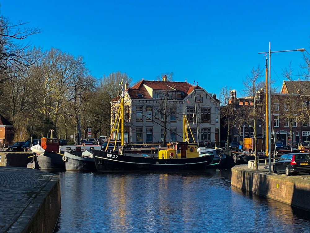 Ein Boot, das im Wasser sitzt